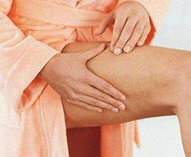 использование девушкой крема витекс для массажа ног